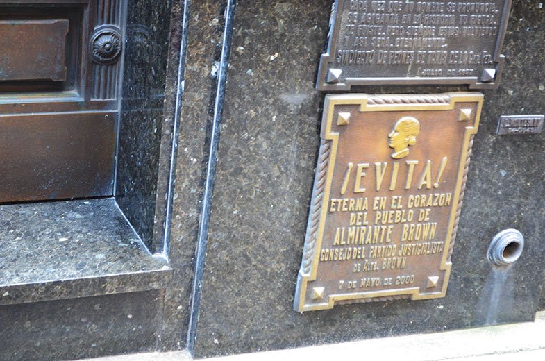 Placa no túmulo de Evita Perón