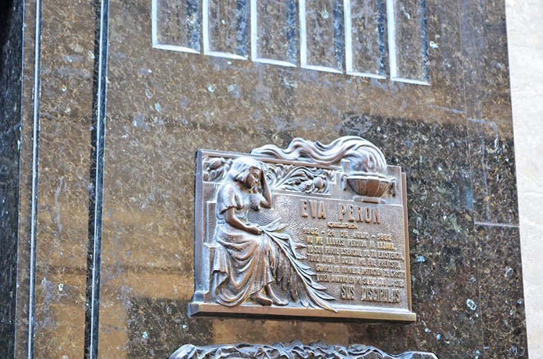 Placa no túmulo de Evita Perón