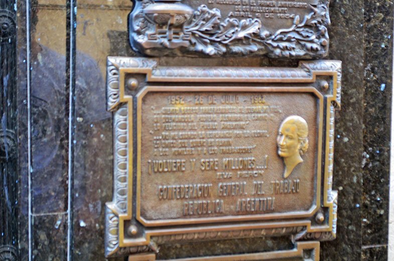 Placa no túmulo de Evita Perón