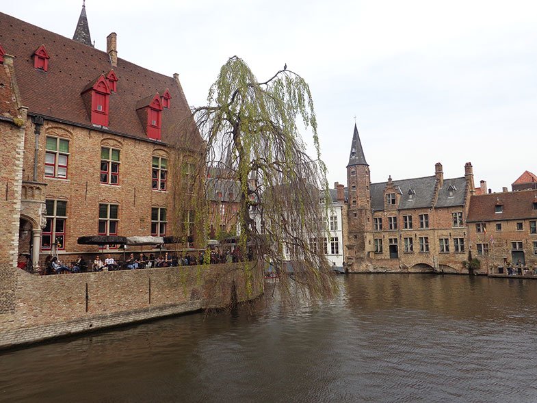 Pelos canais de Bruges