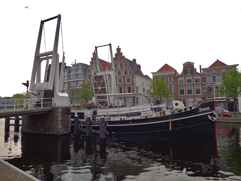 Ponte levadiça sobre o Rio Spaarne em Haarlem