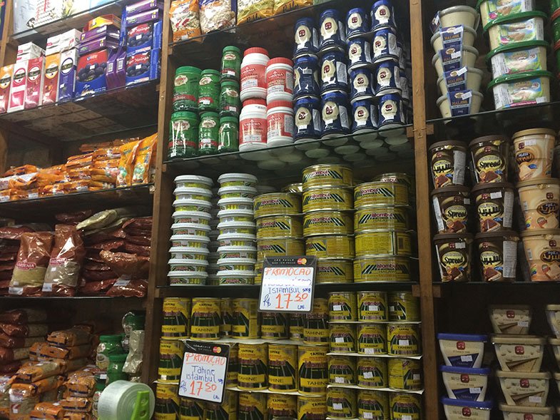 Prateleiras do Empório Árabe no Mercadão