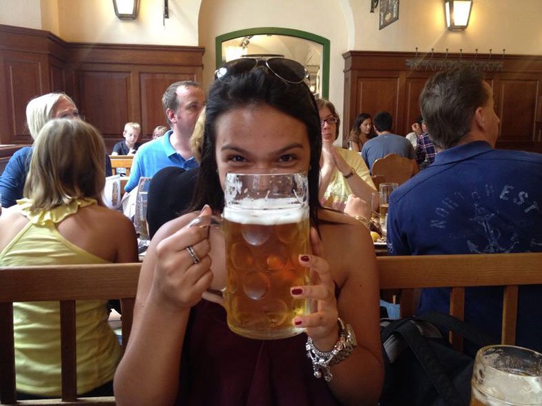 Minha sobrinha mostrando o tamanho da caneca