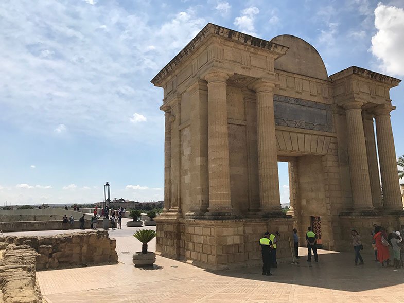 Arco de entrada da Ponte Romana em Córdoba