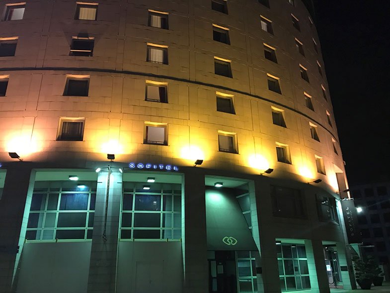 Fachada do hotel em Paris