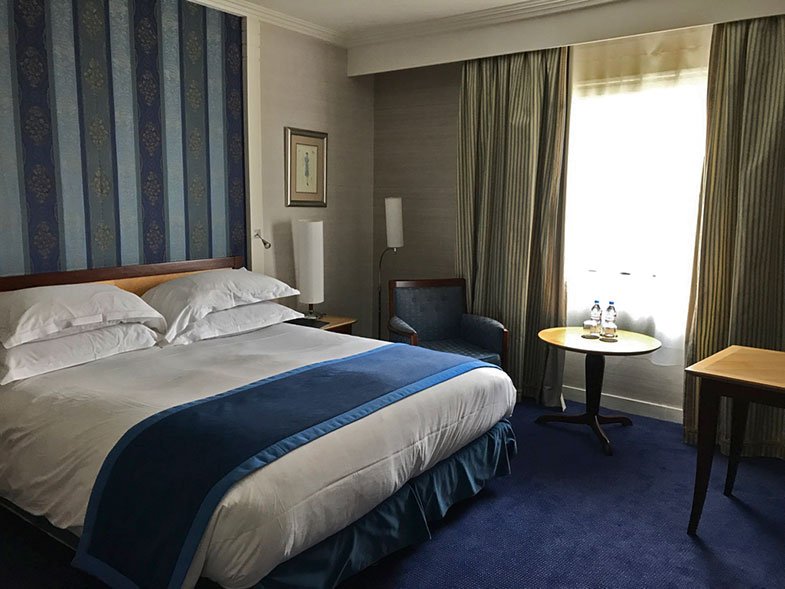 Qaurto do Sofitel hotel em Paris em La Défense