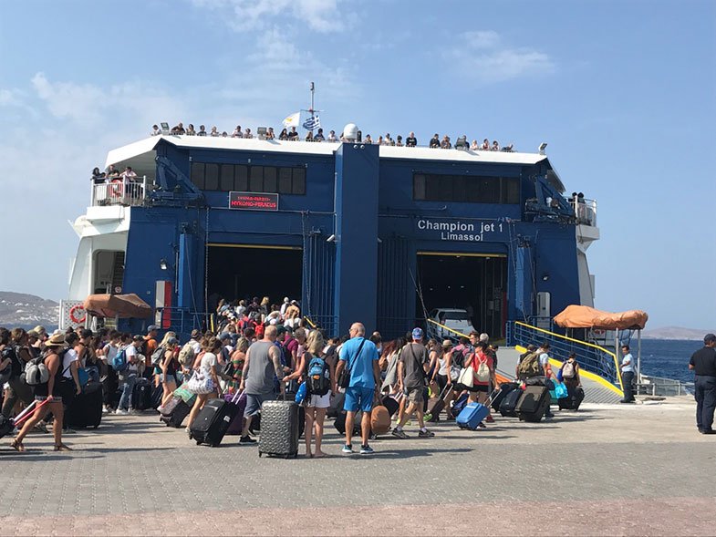 Embarque num ferry na Grécia