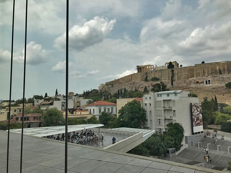 Vista da Acrópole para quem está na Sala do Partenon no Museu da Acrópole de Atenas