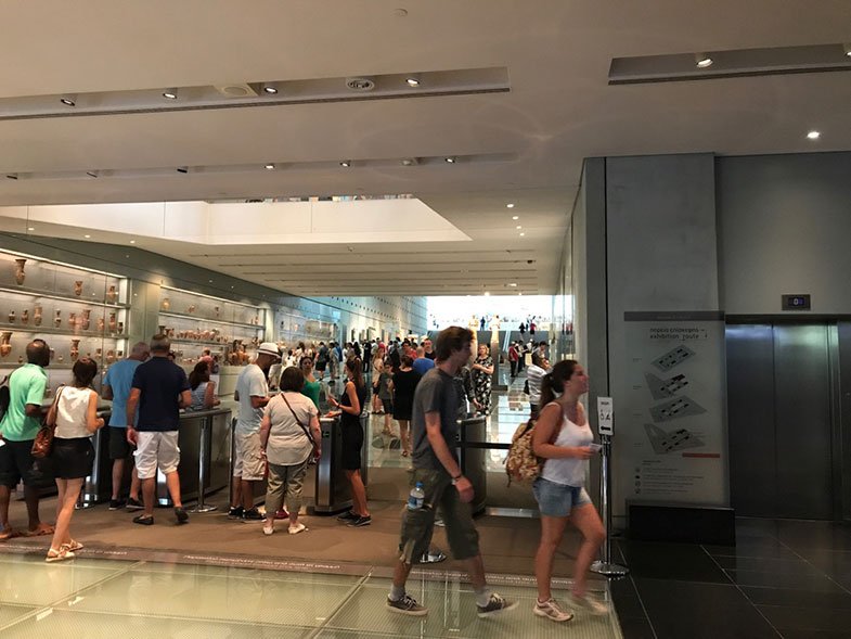 Átrio de entrada com acesso ao guarda-volumes e rampa