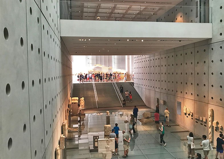 Sala das ladeiras vista do Erectéion no Museu da Acrópole de Atenas