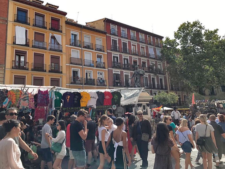 Plaza de Cascorro no Rastro em Madrid