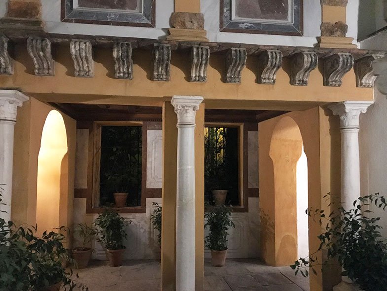 Corredor do Hotel la Casas de la Judería em Sevilha