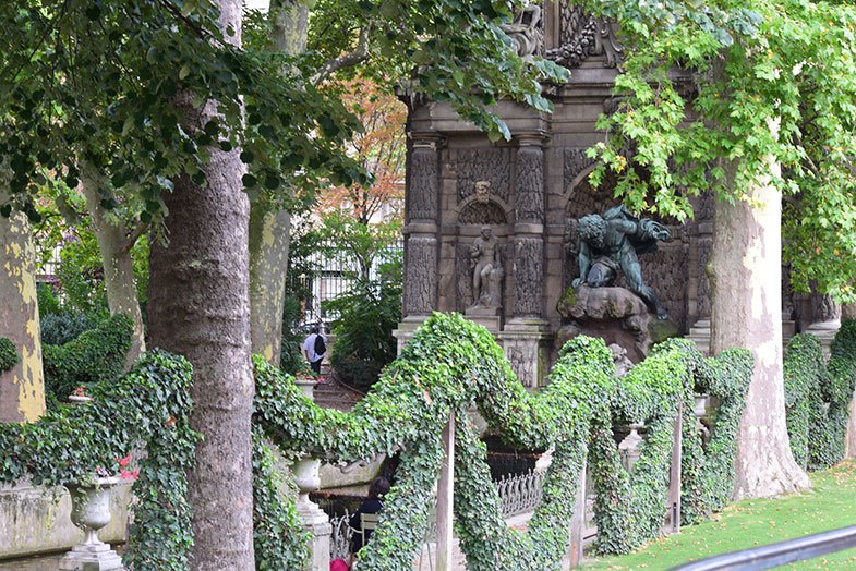 Fonte Médicis no Jardim de Luxemburgo em Paris