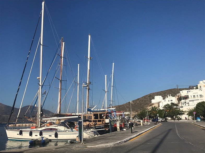 Porto de Adamas em Milos