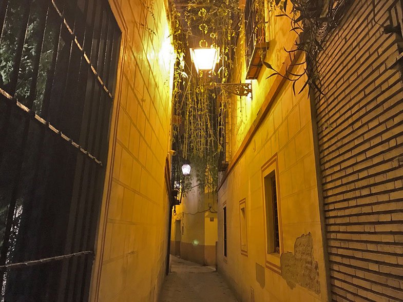 Rua do hotel no centro histórico de Sevilha