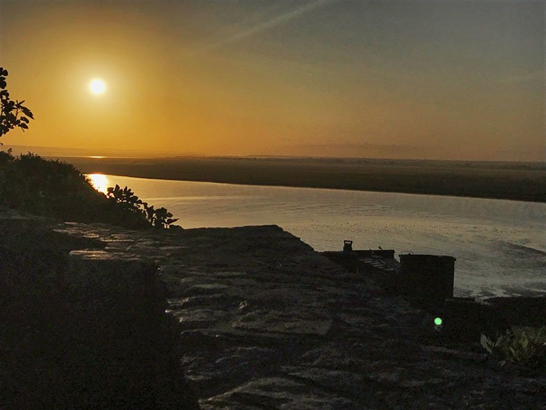 Nascer do sol no Mont Saint Michel
