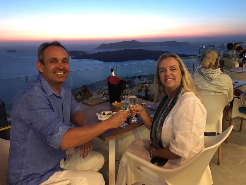 Brinde na vinícola em Santorini