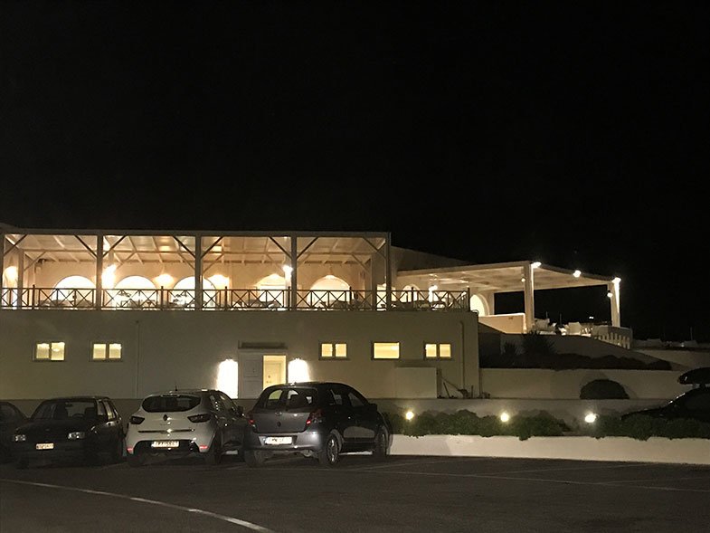 Estacionamento da vinícola em Santorini