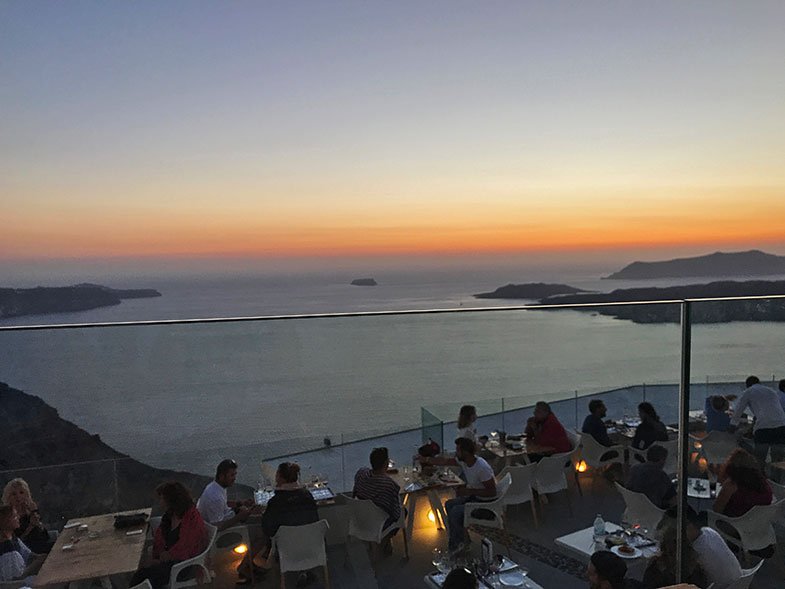 Por do sol na vinícola em Santorini