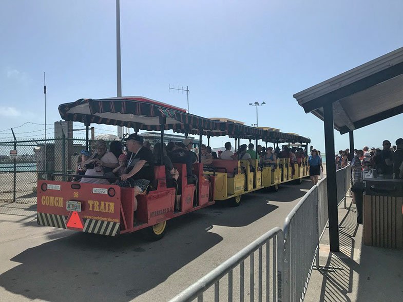 Trem que leva os passageiros do cruzeiro Disney em Key West