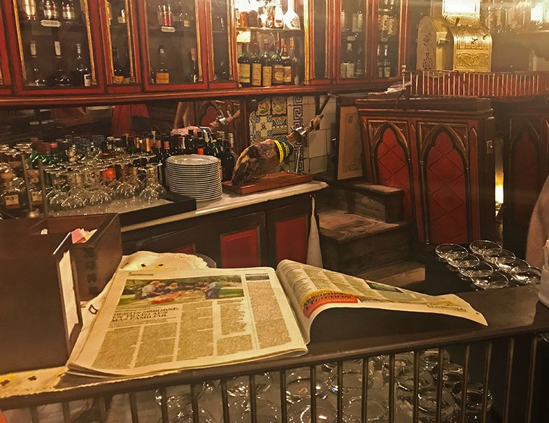 Detalhe do salão do El Botin em Madrid