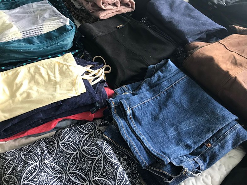 Roupas separadas para uma mala de inverno