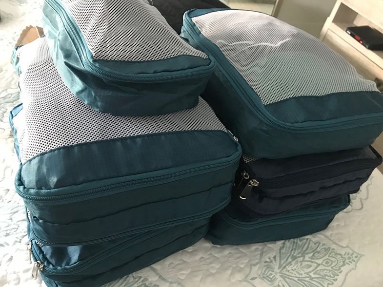 Bolsas organizadoras numa mala de inverno