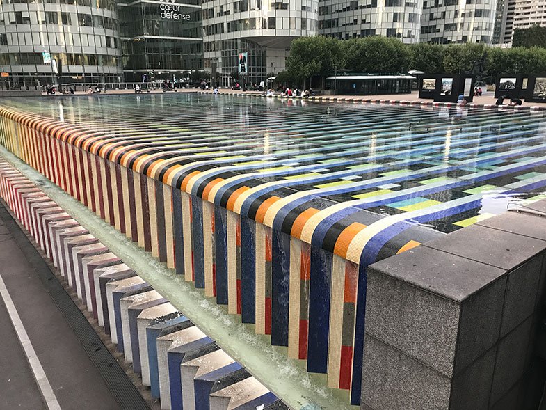 The Adam Fountain em La Défense em Paris