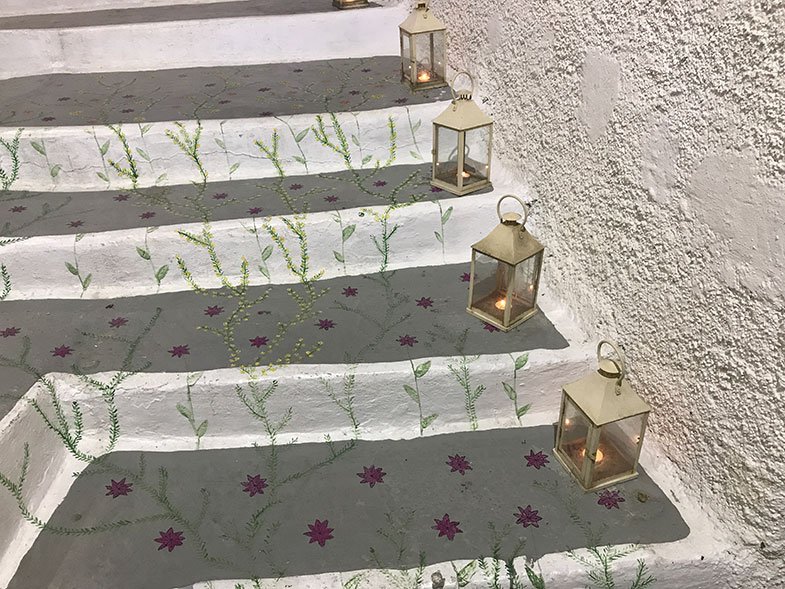 Ruas do centro de Milos à noite