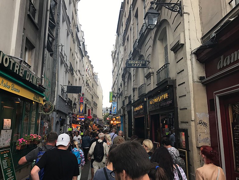 Como é a Rue de la Huchette em Paris