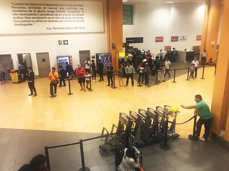 Saguão de chegada do aeroporto de Lima