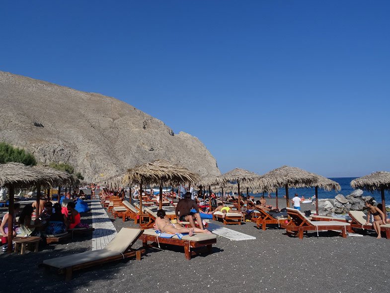 Praia de Perissa em Santorini