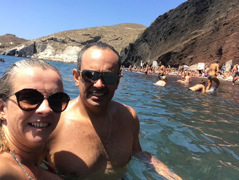 Banho de mar em Red Beach em Santorini