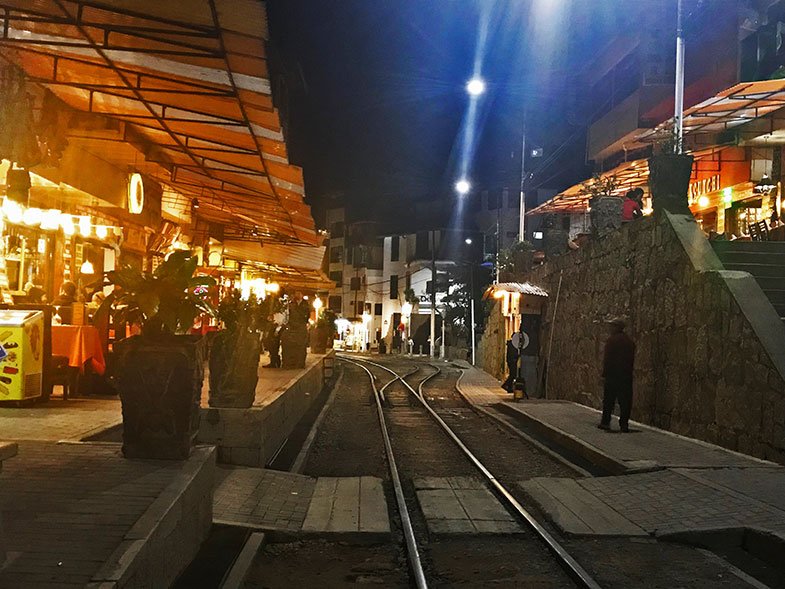 Rua com restaurantes em Águas Calientes