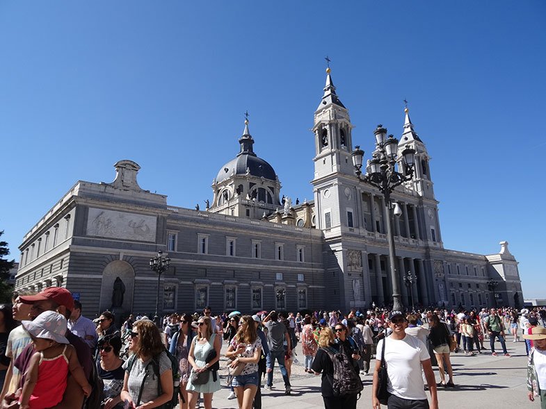 Catedral em frente ao Palácio Real de Madrid