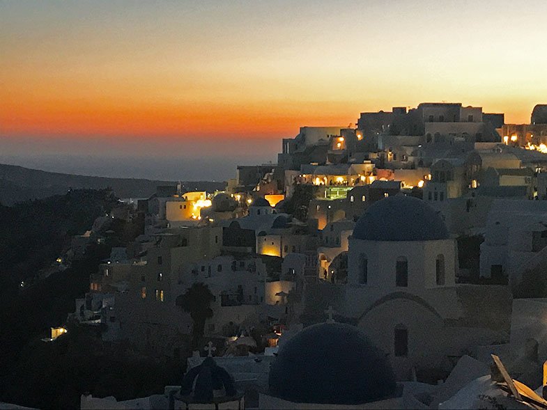 Igreja de teto azul em Santorini
