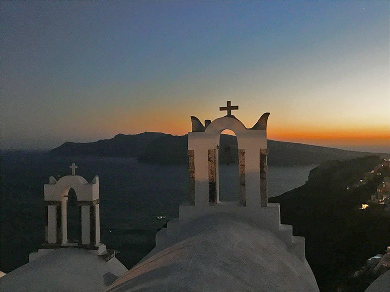 Igreja de teto azul em Santorini