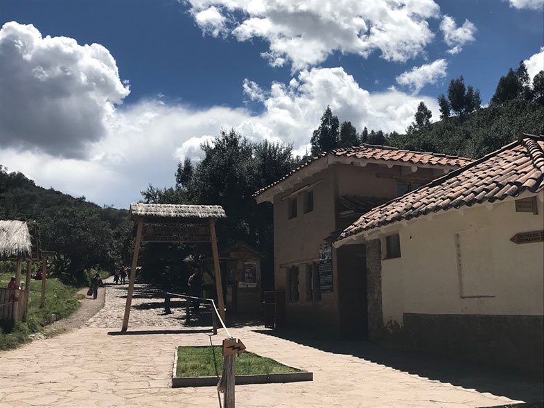 Chegando a Tambomachay a caminho do Vale Sagrado