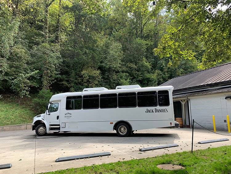 ônibus que leva ao tour pela destilaria Jack Daniel's