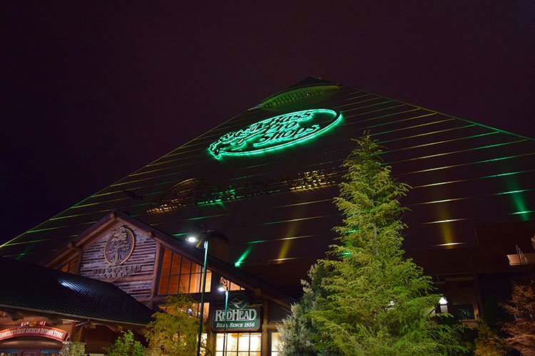 Pyramid em Memphis à noite
