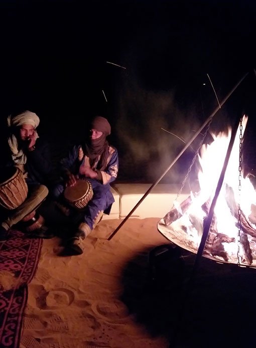 Fogueira o deserto do Marrocos