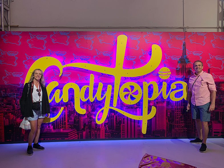 Vimos reproduções de quadros e pôsteres de artistas todos feitos com doces e emoldurados que poderiam estar na parede de qualquer casa. Esculturas que pareciam ser feitas de ceras de tão perfeitas, mas eram de balas, confetes, chocolates e variados tipos de doces.