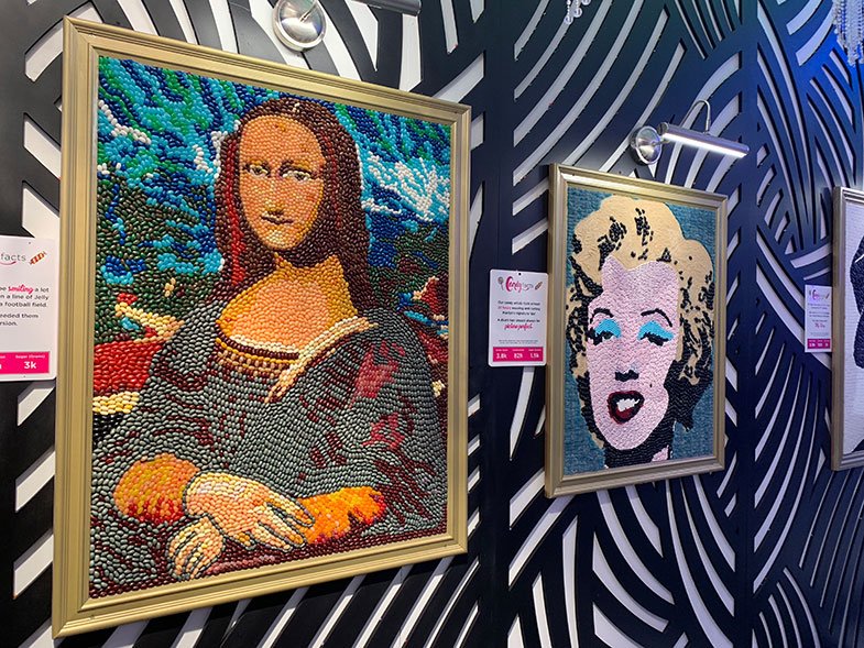 Vimos reproduções de quadros e pôsteres de artistas todos feitos com doces e emoldurados que poderiam estar na parede de qualquer casa. Esculturas que pareciam ser feitas de ceras de tão perfeitas, mas eram de balas, confetes, chocolates e variados tipos de doces.