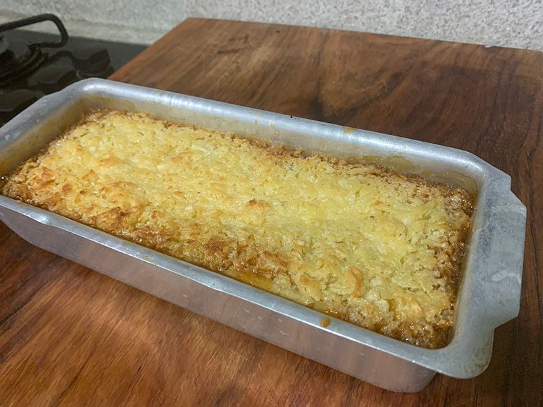 Bolo de mandioca com coco já pronto