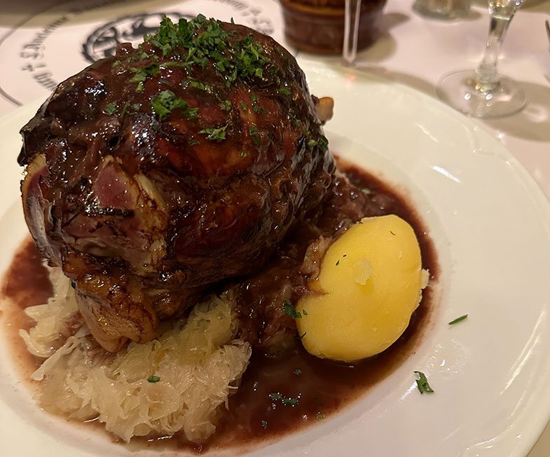 Típico joelho de porco alemão servido num restaurante na Alsácia