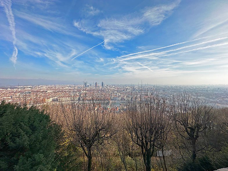 Vista de Lyon do jardim da Notre Dame