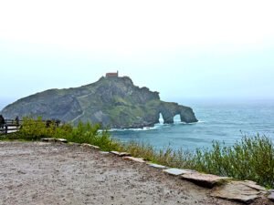 Vista de Gaztelugatxe de longe
